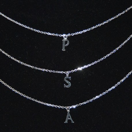Colgante con inicial de plata de la colección de joyas de plata The Essentials en la joyería online PlataScarlata TEP52022