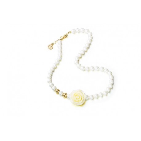 Collar de perlas y rosa chapado en oro de la colección de joyas de la serie de TV Velvet para PlataScarlata